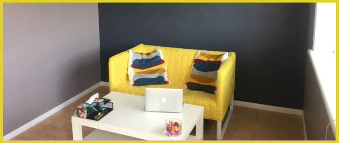 Затишна кімната з жовтим диваном – консультація від ПАПАБЕТОН